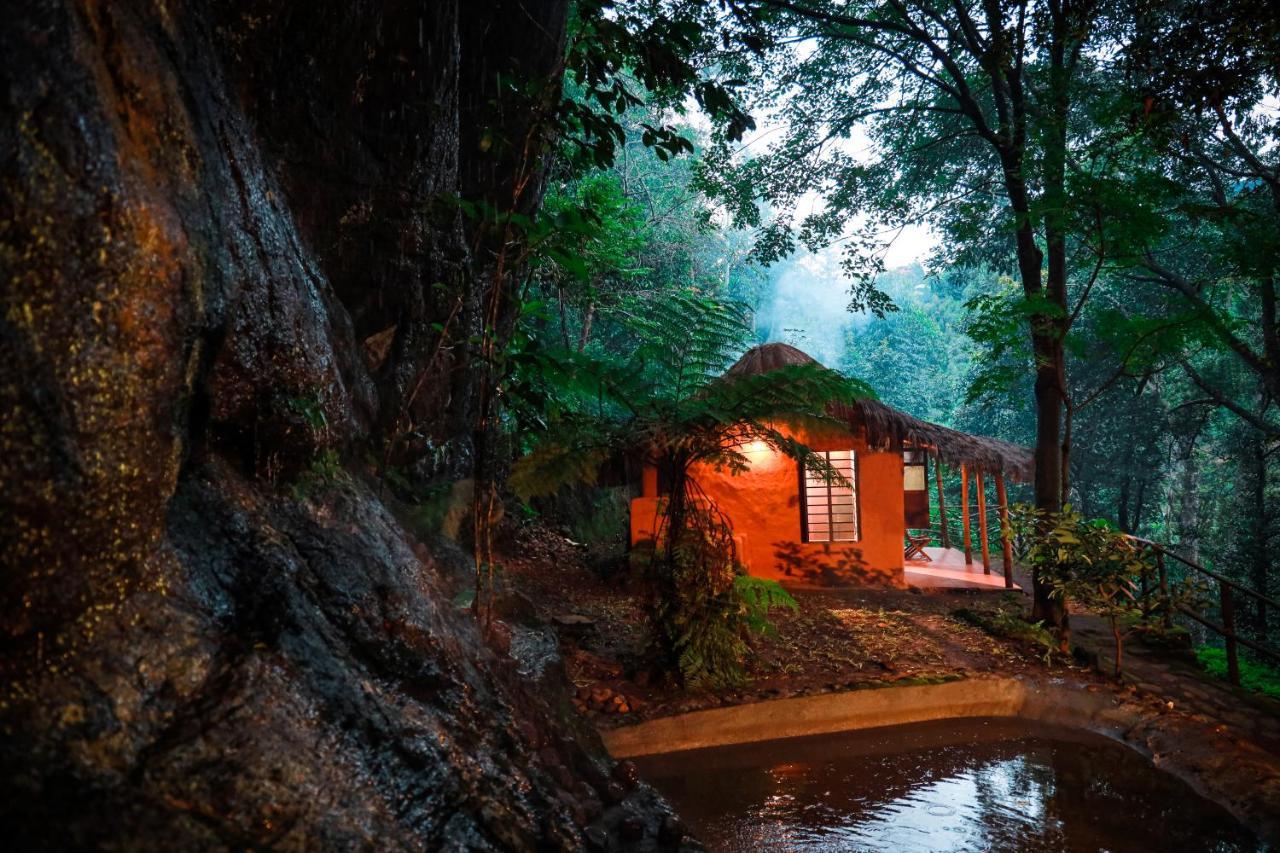 Golden Fern Resort Kanthalloor Exteriör bild