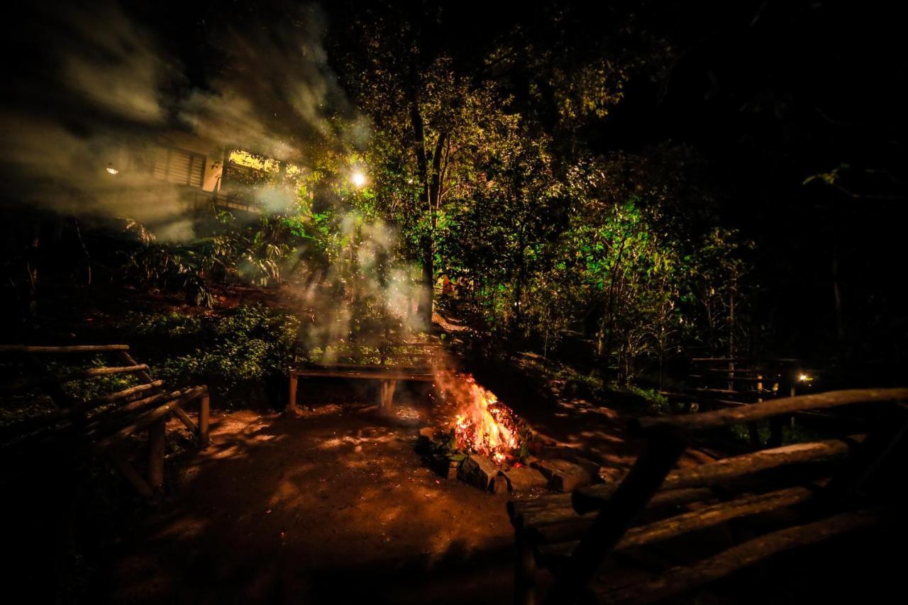 Golden Fern Resort Kanthalloor Exteriör bild